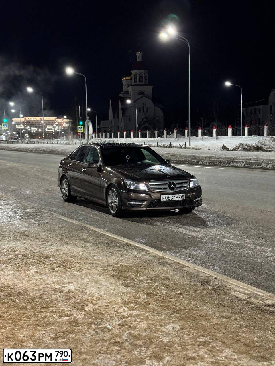 Фото автомобиля MERCEDES-BENZ C180, 2012 — госномер М163РС186. Цвет: Коричневый