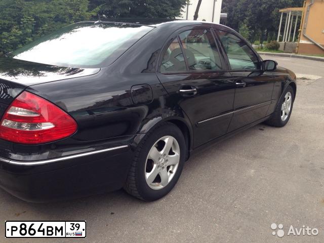 Фото автомобиля MERCEDES E-KLASSE, 2006 — госномер Р435МВ39. Цвет: ЧЕРНЫЙ