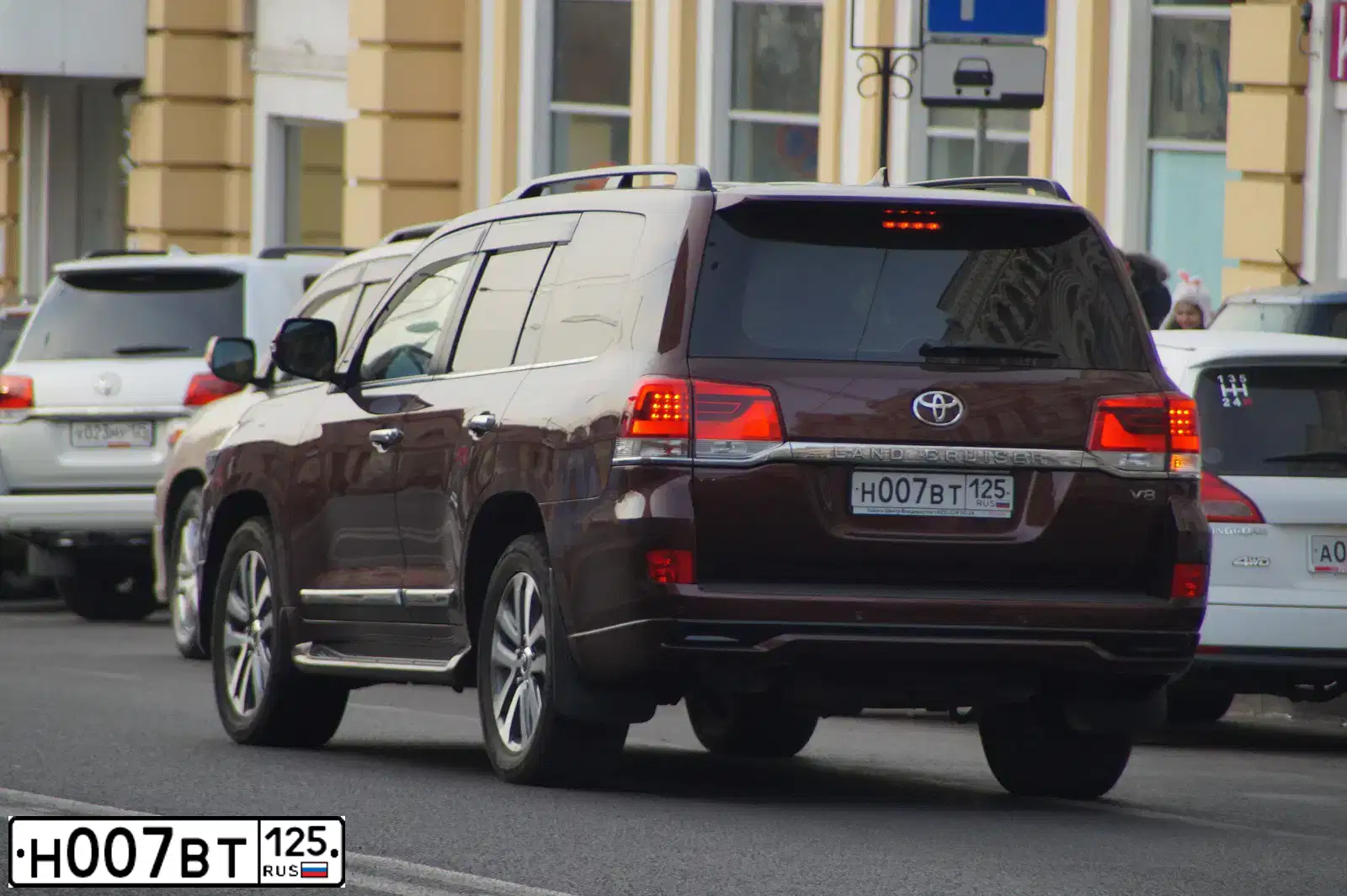 Фото автомобиля TOYOTA LANDCRUISER 200, 2016 — госномер Н007ВТ125. Цвет: КРАСНО-КОРИЧНЕВЫЙ