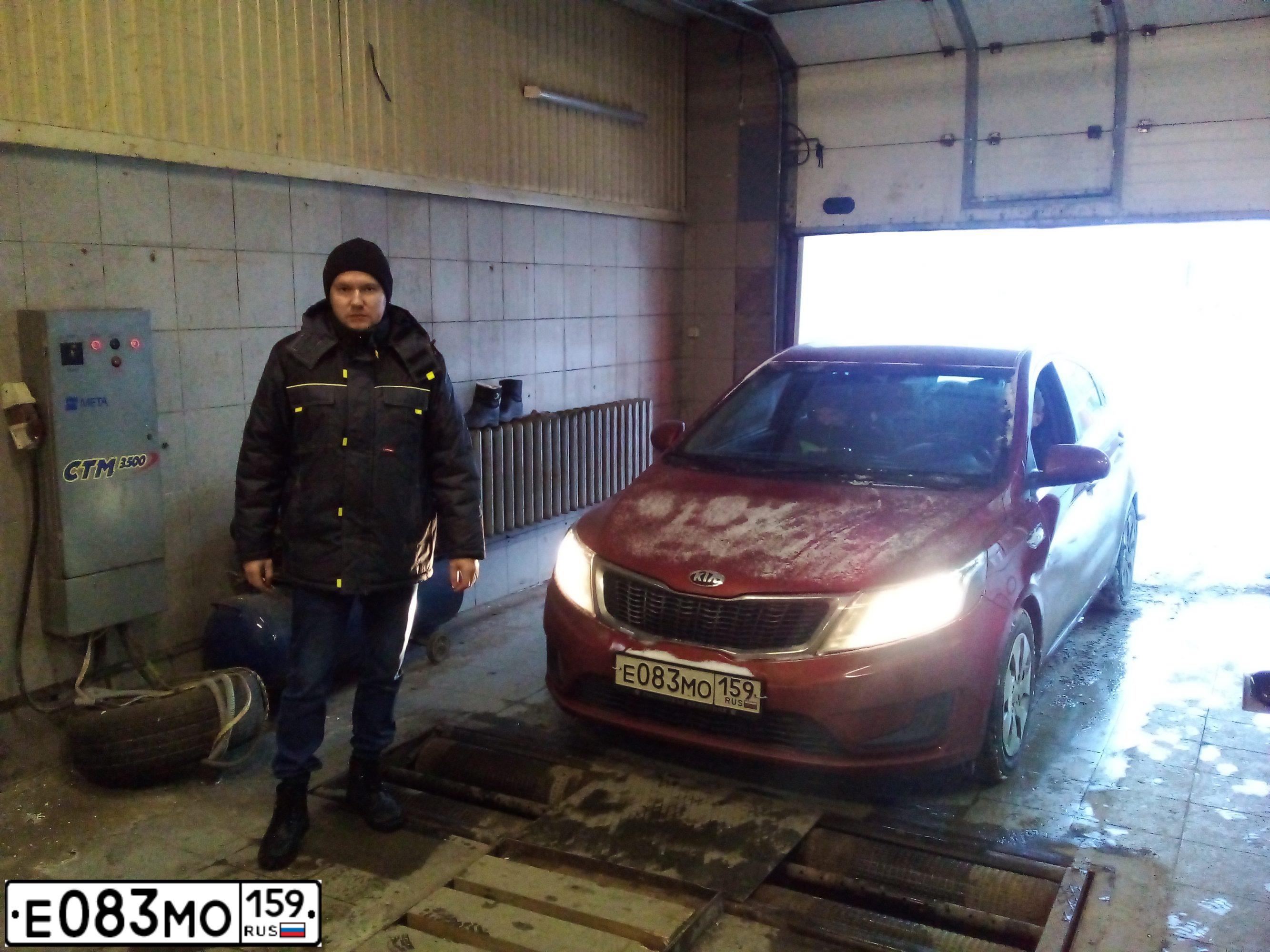 Фото автомобиля KIA RIO, 2013 — госномер Р382РТ18. Цвет: Красный