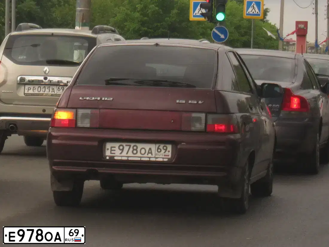 Фото автомобиля LADA 2112, 2008 — госномер К033ОО53. Цвет: ТЕМНО-ВИШНЕВЫЙ