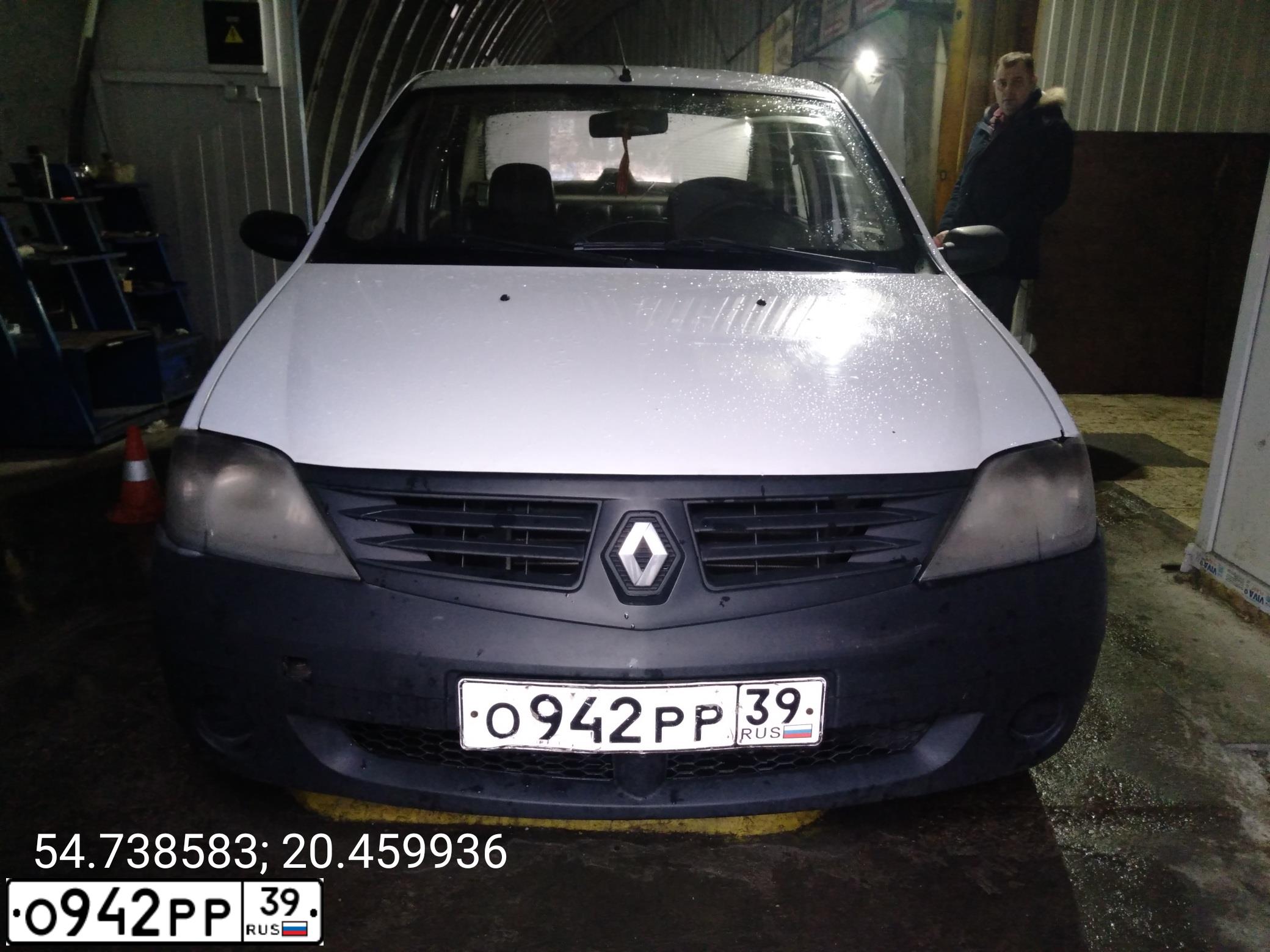 Фото автомобиля RENAULT LOGAN, 2009 — госномер О942РР39. Цвет: Белый