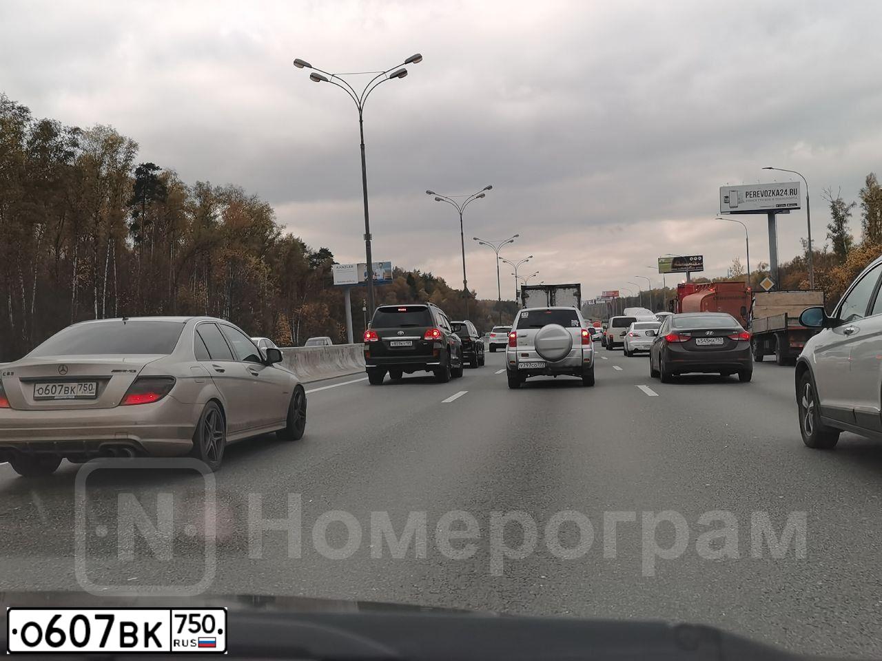 Фото автомобиля MERCEDES C-KLASSE, 2007 — госномер О607ВК750. Цвет: СЕРЫЙ