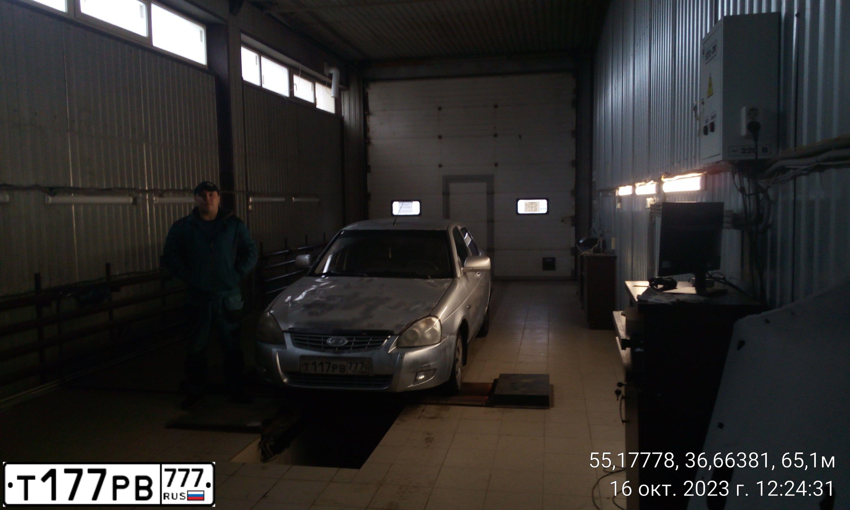 Фото автомобиля TOYOTA COROLLA, 2001 — госномер Т177РВ777. Цвет: Серебристый