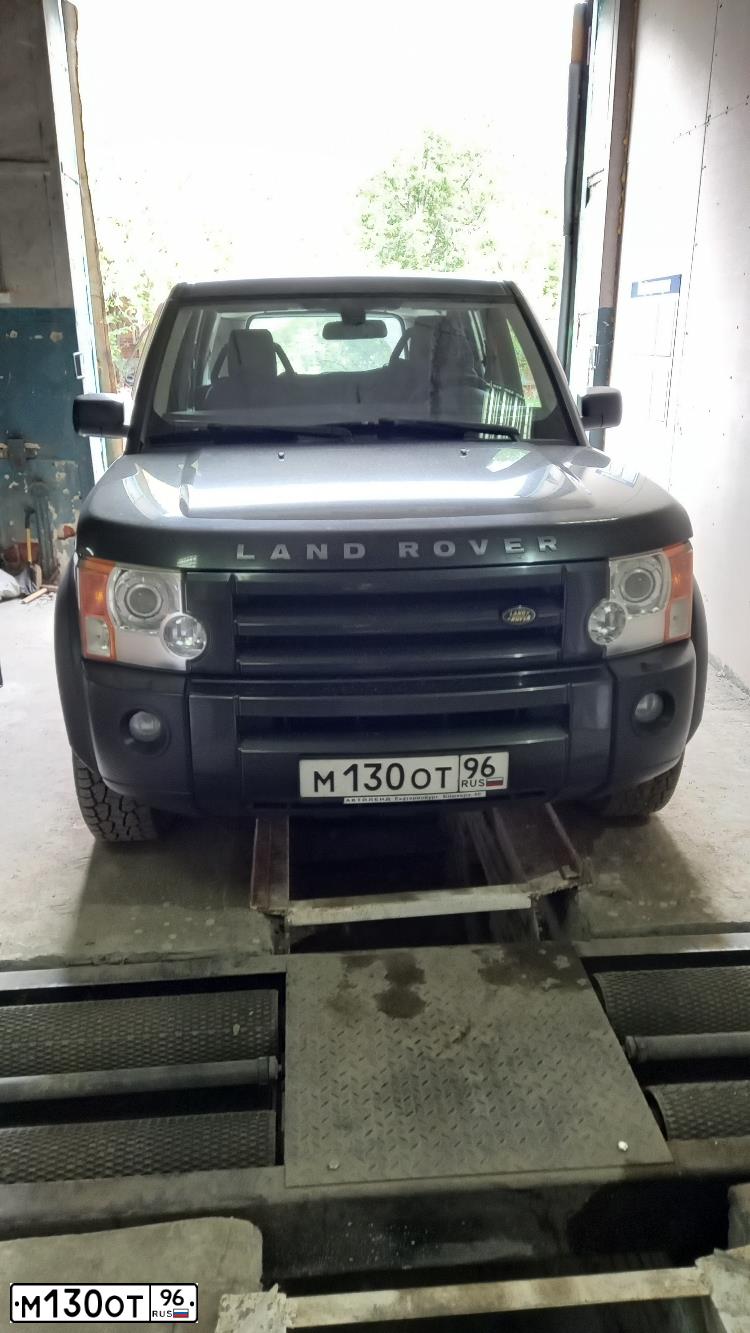 Фото автомобиля LANDROVER DISCOVERY, 2007 — госномер М130ОТ96. Цвет: Темно-зеленый