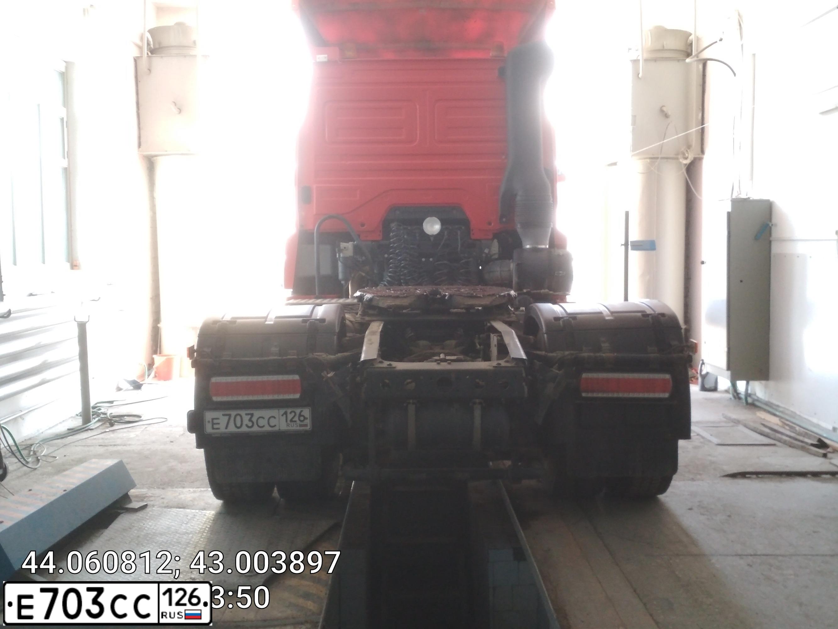 Фото автомобиля KAMAZ 5490 /4X2/, 2017 — госномер Е703СС126. Цвет: КРАСНЫЙ RAL 3001