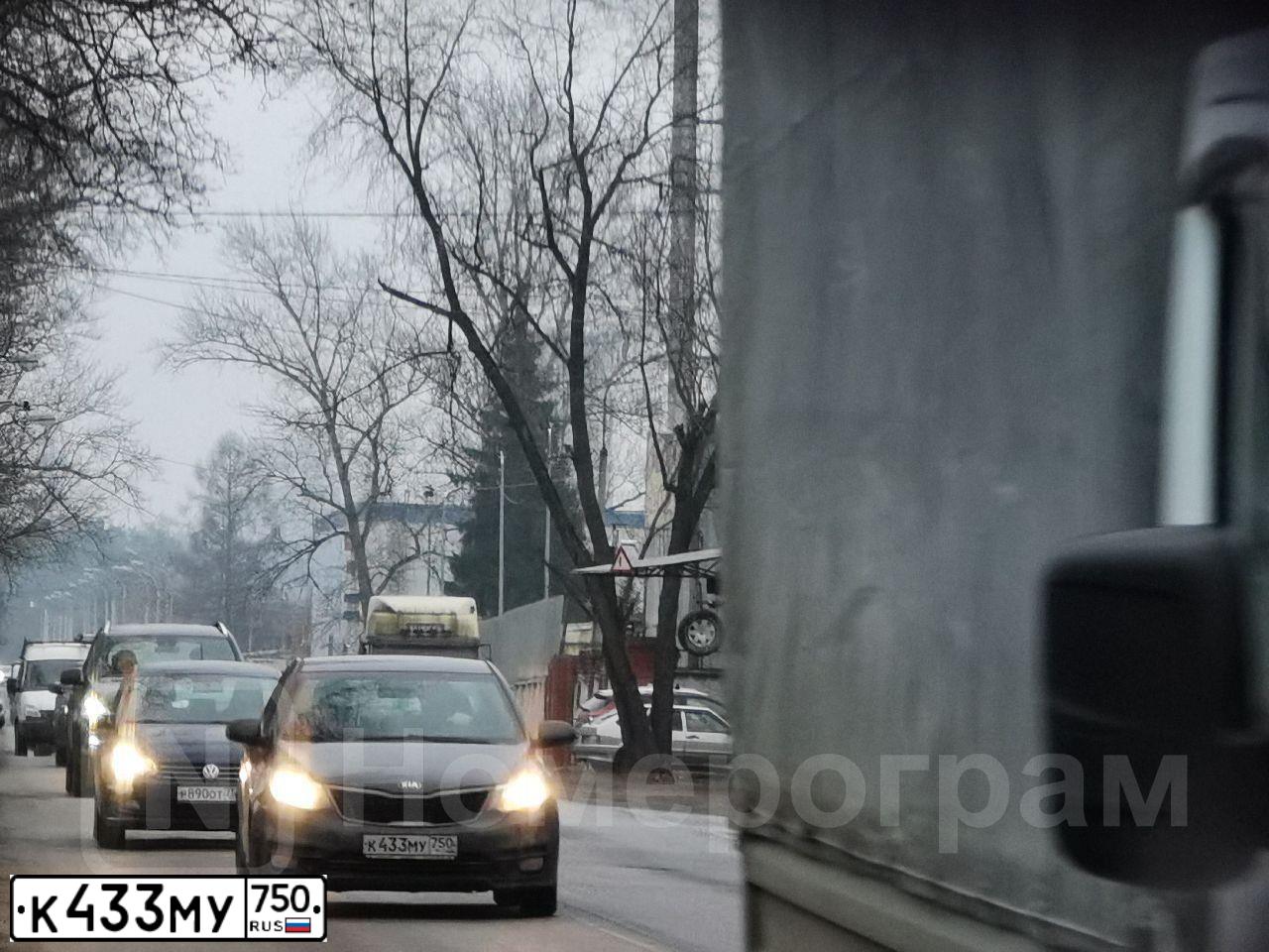 Фото автомобиля KIA RIO, 2015 — госномер Е717ТК790. Цвет: Коричневый