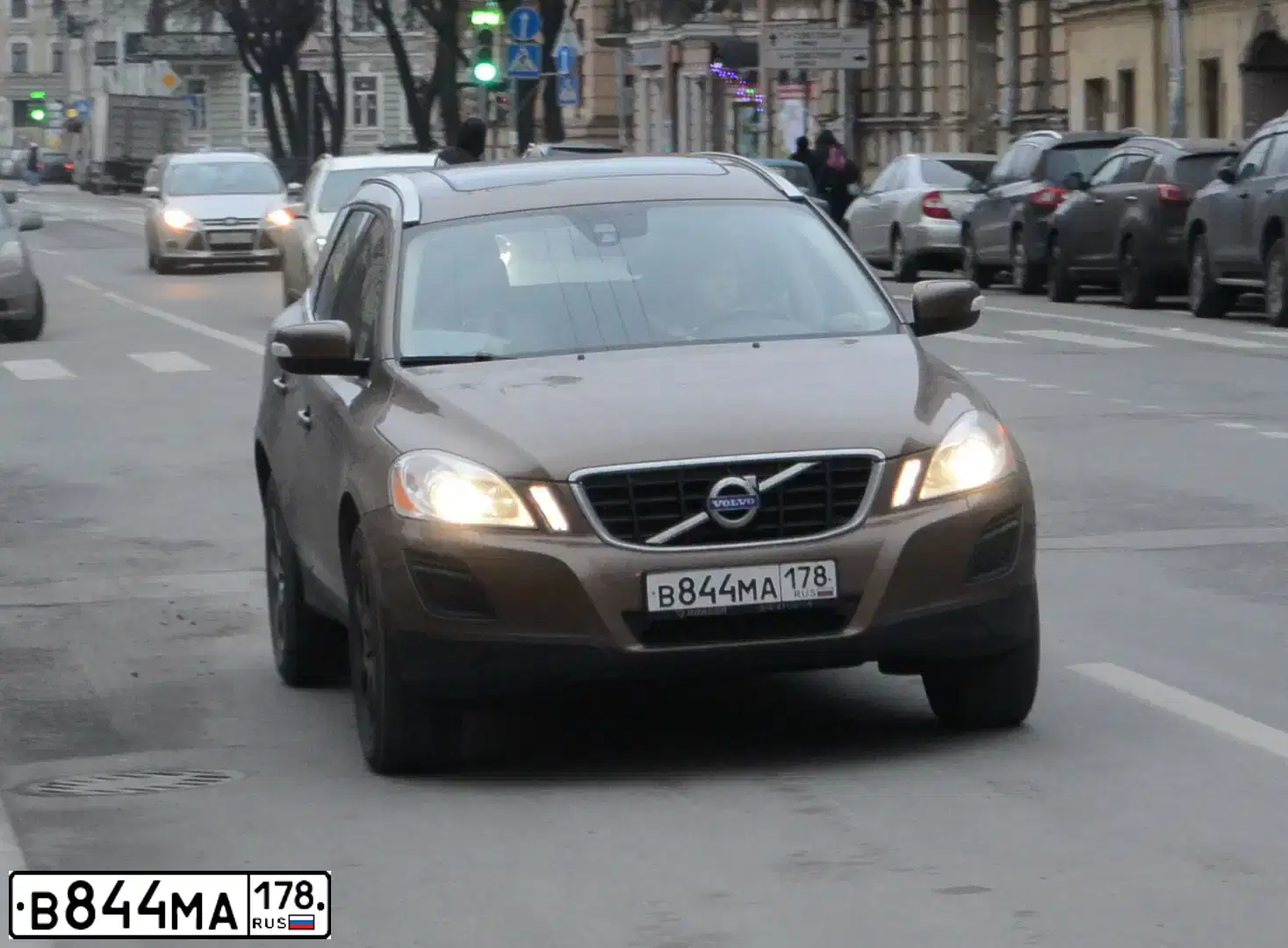 Фото автомобиля VOLVO XC60, 2011 — госномер В844МА178. Цвет: КОРИЧНЕВЫЙ