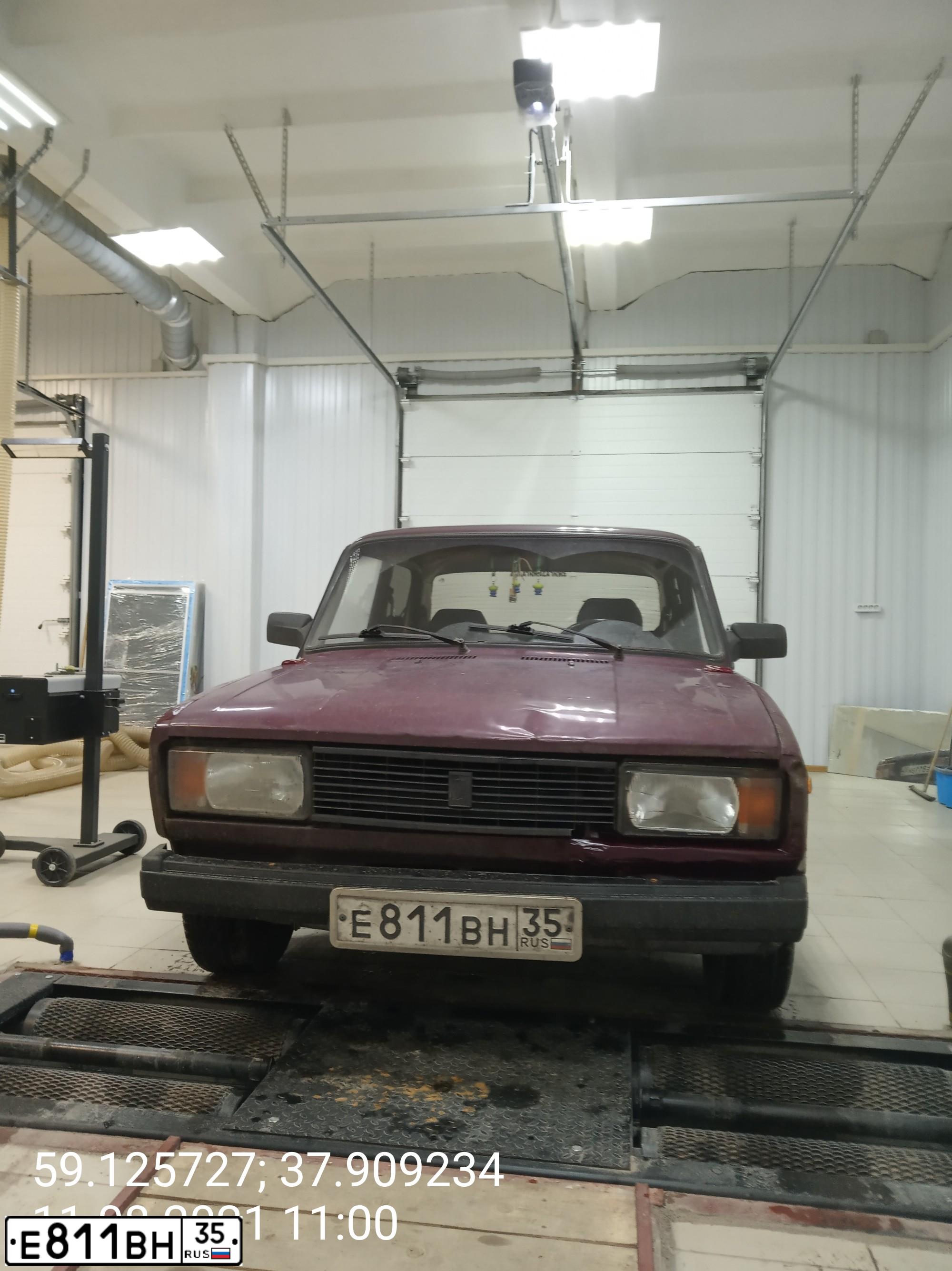Фото автомобиля LADA 2105, 2001 — госномер Е811ВН35. Цвет: ТЕМНО-БОРДОВЫЙ