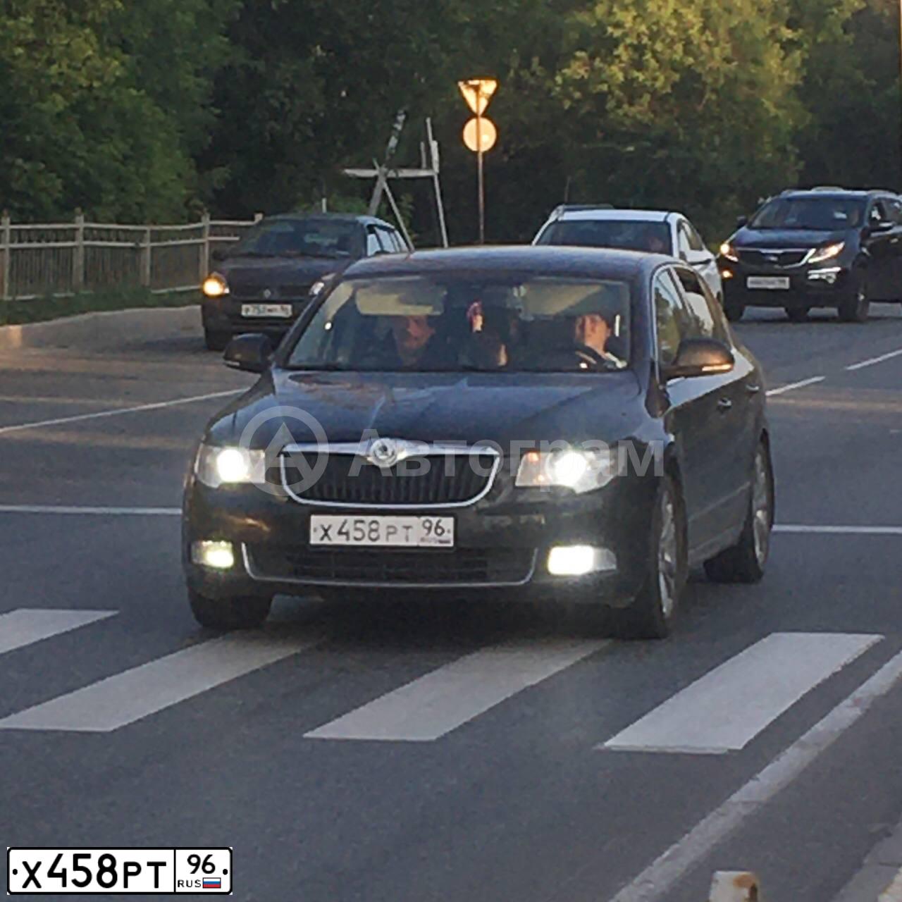 Фото автомобиля SKODA SUPERB, 2009 — госномер Х458РТ96. Цвет: ЧЕРНЫЙ