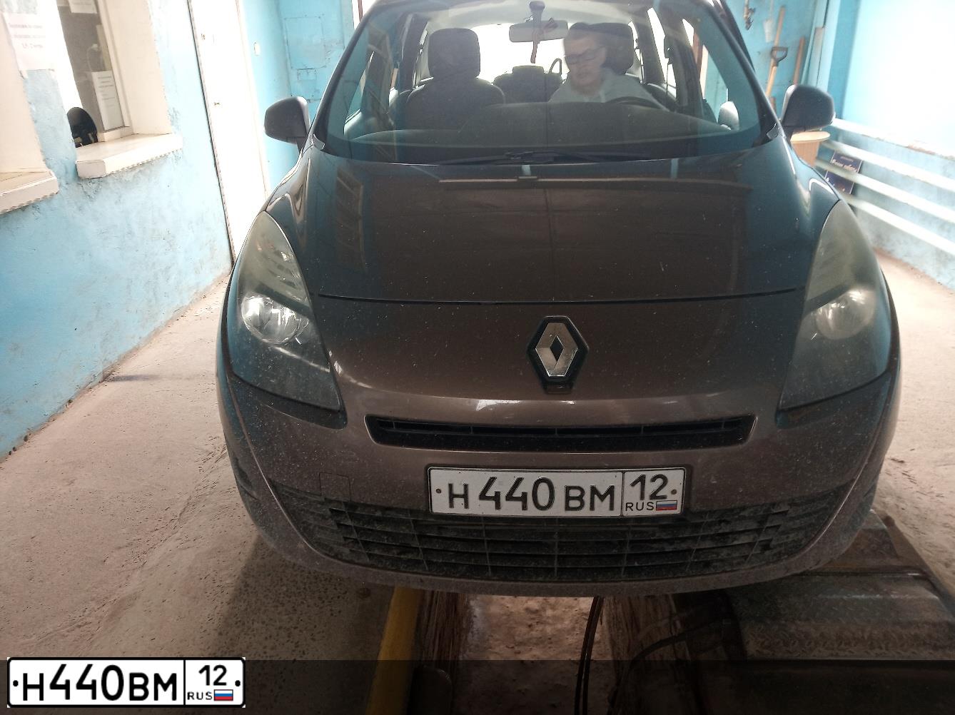 Фото автомобиля RENAULT MEGANE /GRAND/ SCENIC, 2009 — госномер Н440ВМ12. Цвет: ШОКОЛАДНЫЙ