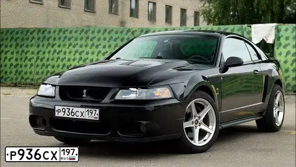 Фото автомобиля FORD MUSTANG, 2004 — госномер К649РЕ797. Цвет: СЕРЫЙ