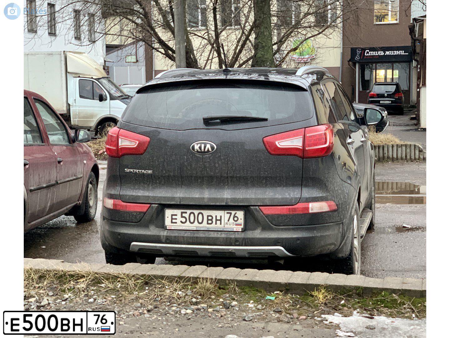Фото автомобиля KIA SPORTAGE, 2013 — госномер Е500ВН76. Цвет: ЧЕРНЫЙ