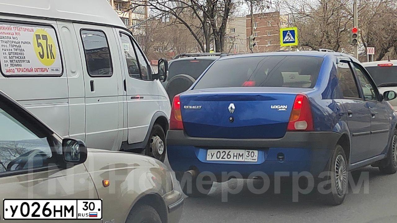 Фото автомобиля RENAULT T LOGAN, 2008 — госномер У026НМ30. Цвет: синий