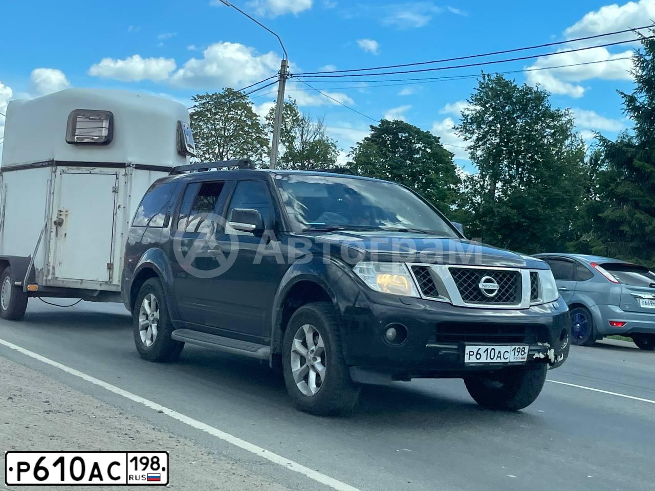 Фото автомобиля NISSAN PATHFINDER, 2012 — госномер Р610АС198. Цвет: ЧЕРНЫЙ