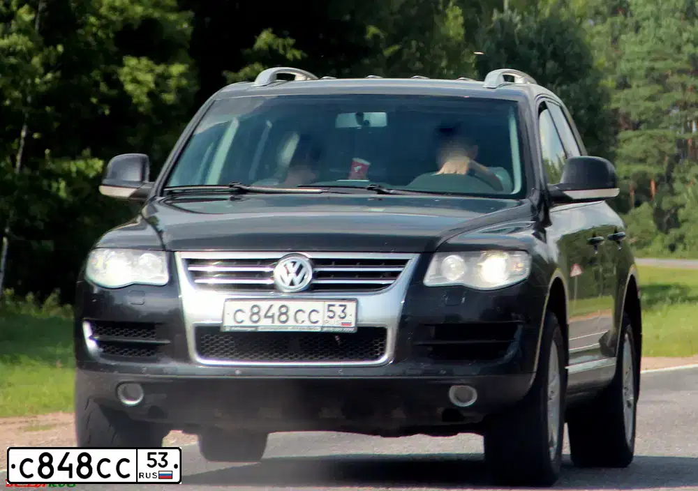 Фото автомобиля VOLKSWAGEN TOUAREG, 2006 — госномер К515ОН53. Цвет: ЧЕРНЫЙ