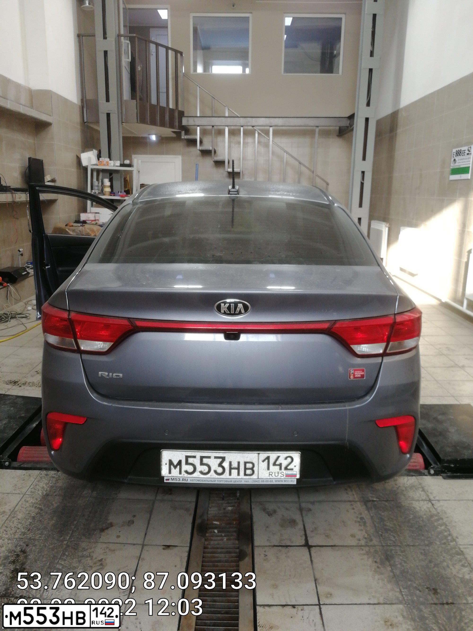 Фото автомобиля KIA RIO, 2018 — госномер М553НВ142. Цвет: СЕРЫЙ