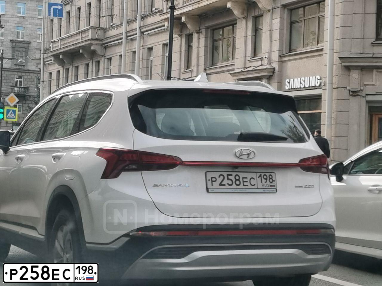 Фото автомобиля HYUNDAI SANTA FE, 2021 — госномер Р258ЕС198. Цвет: Белый