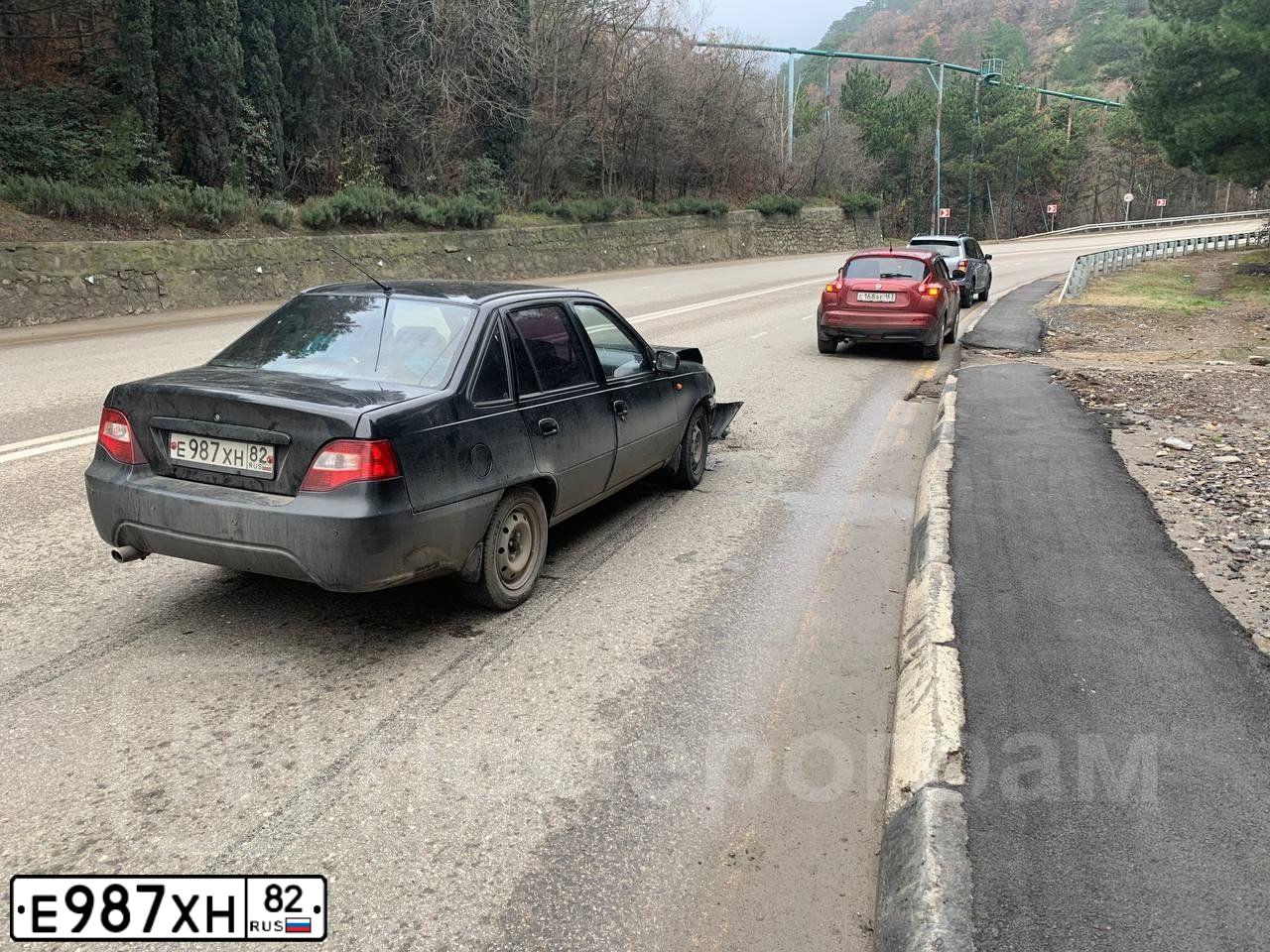 Фото автомобиля DAEWOO NEXIA, 2010 — госномер Е987ХН82. Цвет: ЧЕРНЫЙ БЛЕДНЫЙ