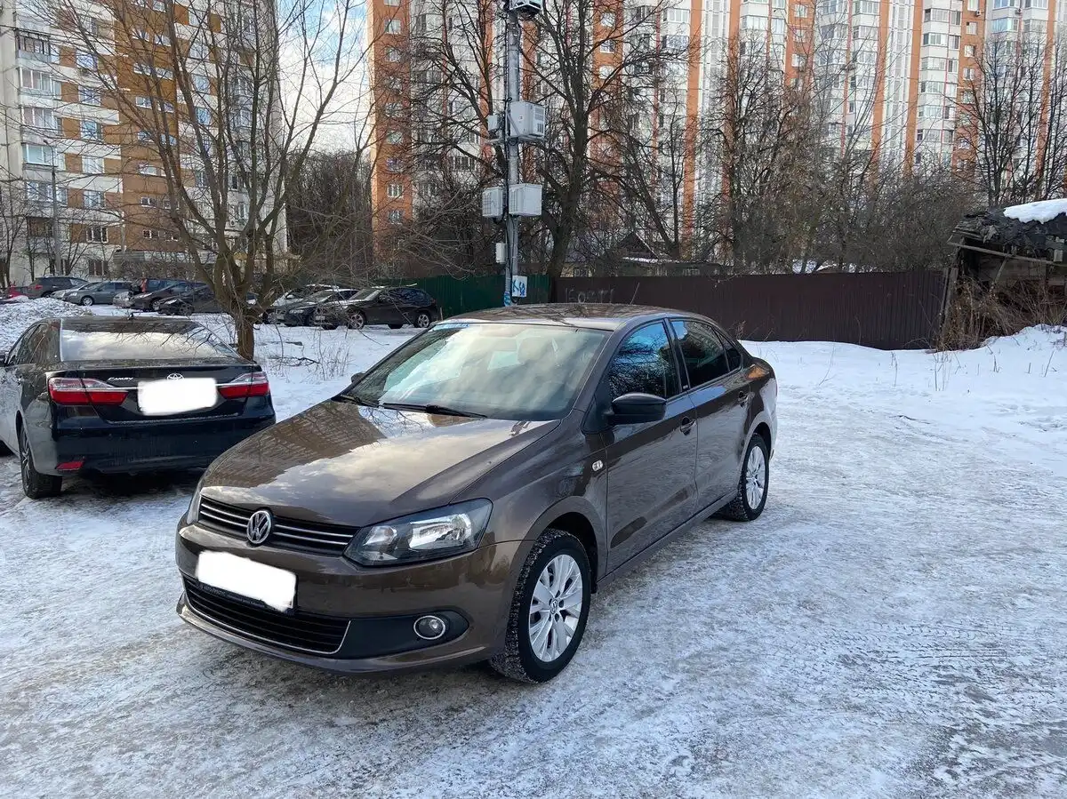 Фото автомобиля VOLKSWAGEN POLO, 2014 — госномер Е656ЕЕ750. Цвет: Коричневый