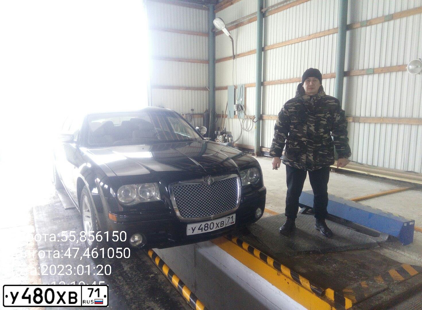 Фото автомобиля CHRYSLER SERIE 300, 2008 — госномер Н440СР40. Цвет: ЧЕРНЫЙ