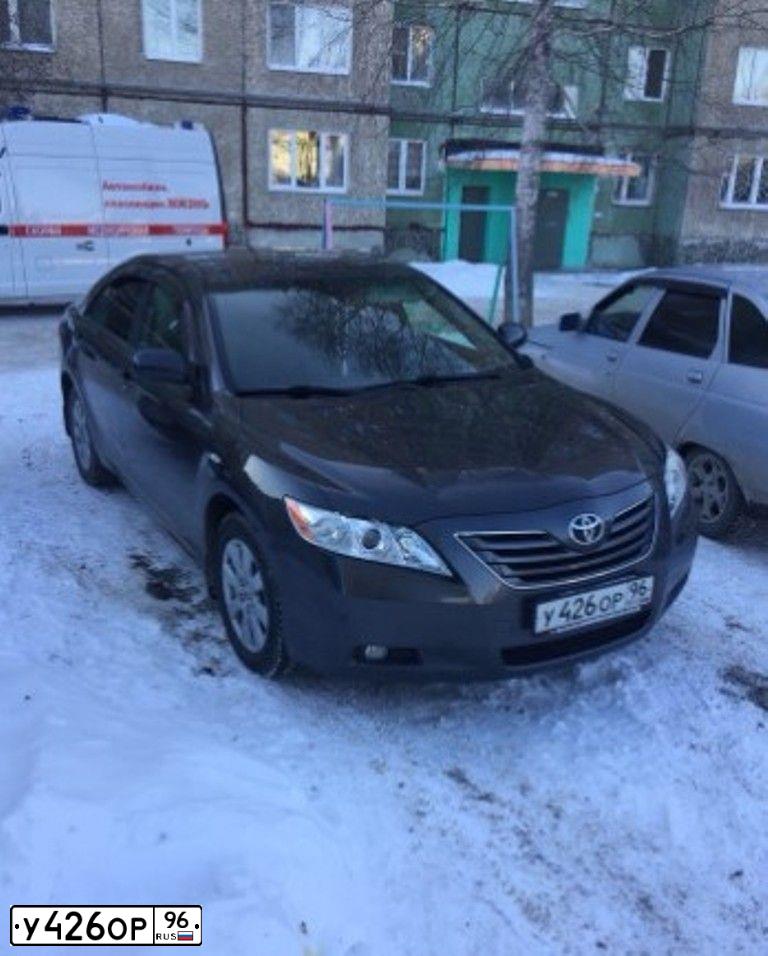 Фото автомобиля TOYOTA CAMRY, 2008 — госномер У426ОР96. Цвет: СЕРЫЙ