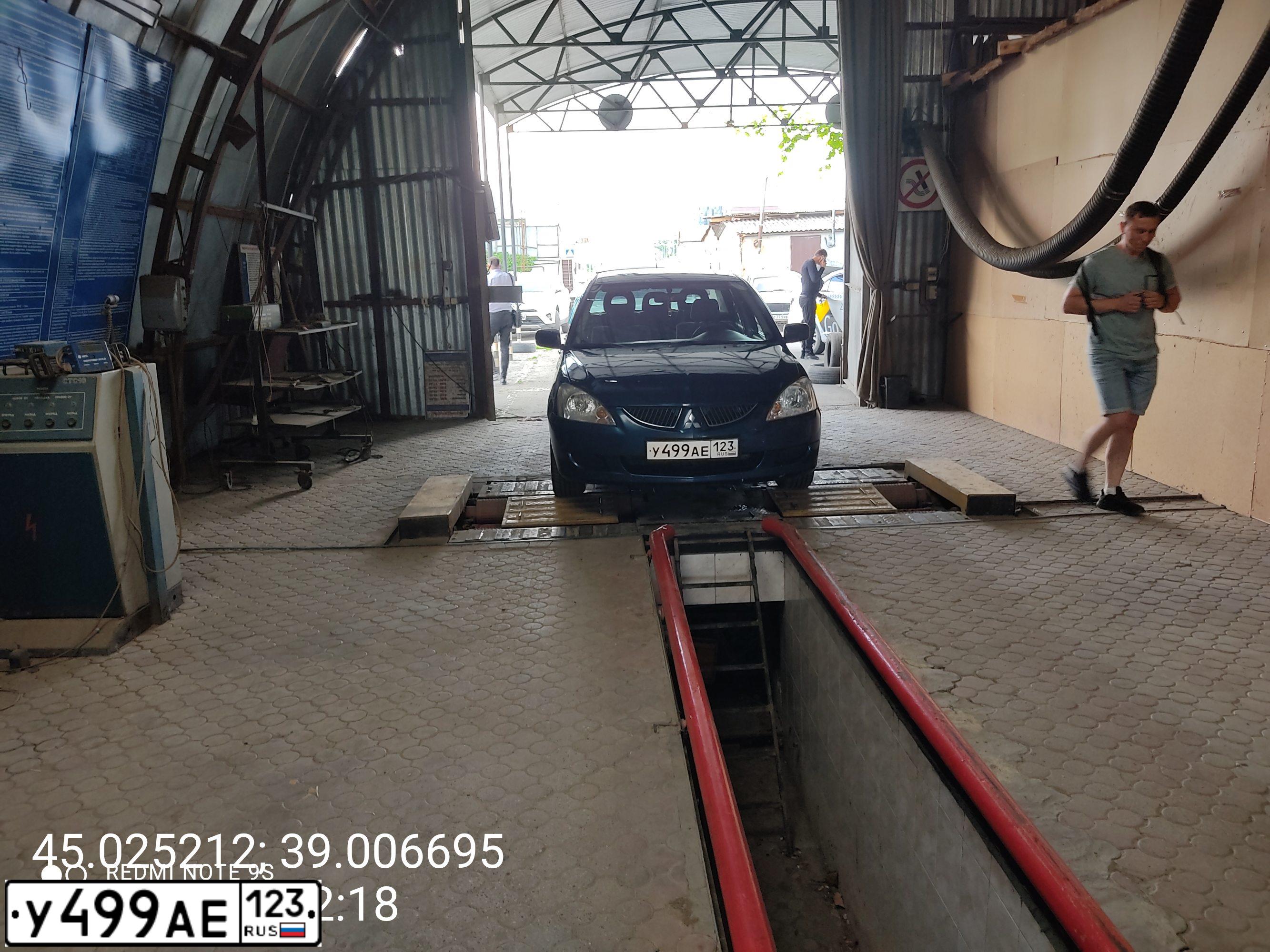 Фото автомобиля MITSUBISHI LANCER, 2005 — госномер У499АЕ123. Цвет: СИНИЙ