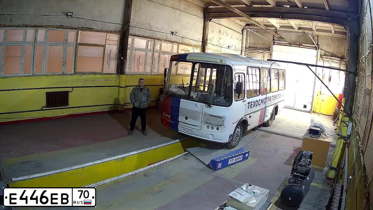 Фото автомобиля PAZ 3205, 2017 — госномер Е446ЕВ70. Цвет: Белый