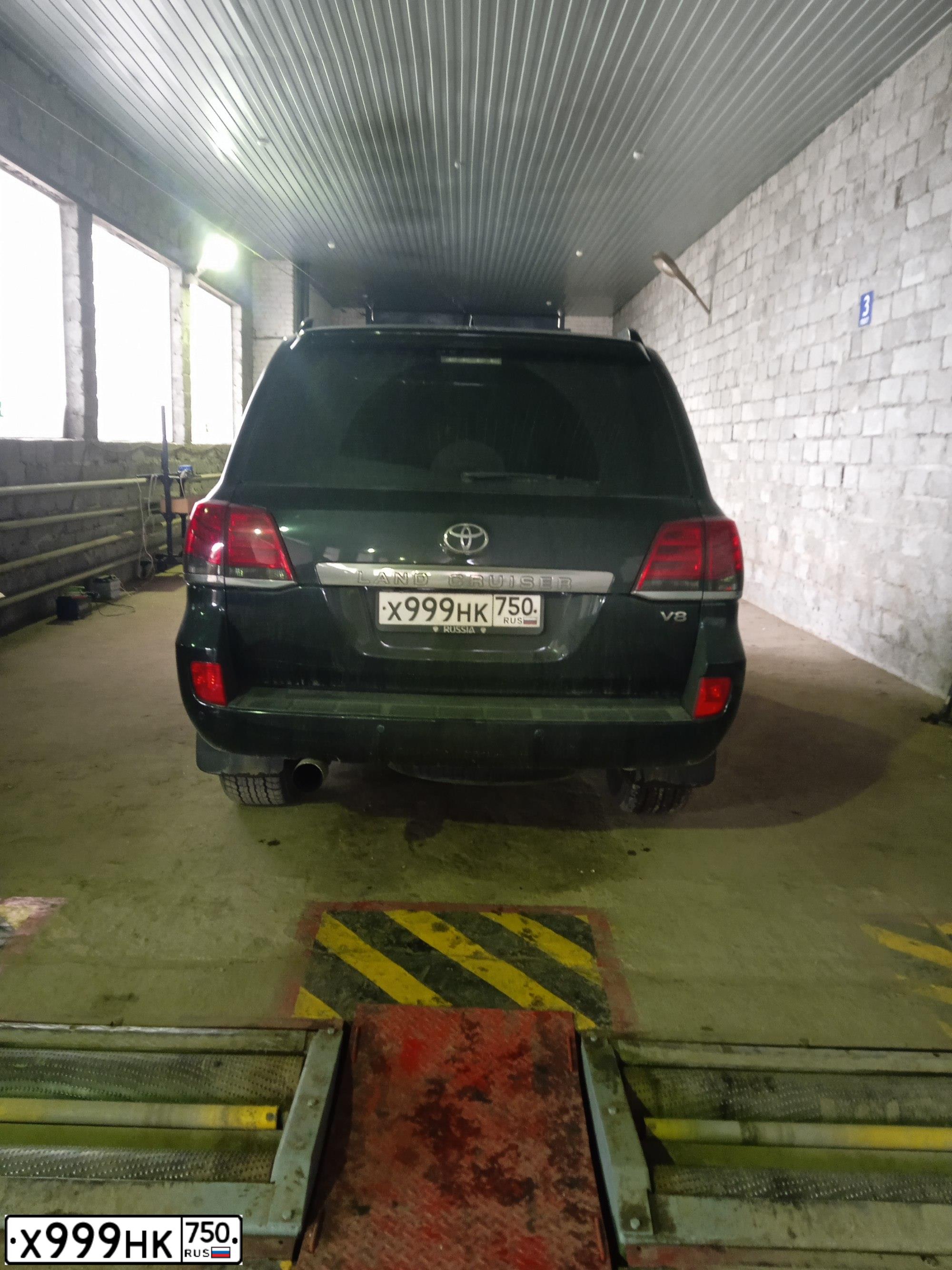 Фото автомобиля HYUNDAI SANTA FE, 2013 — госномер О744ОР750. Цвет: Серый