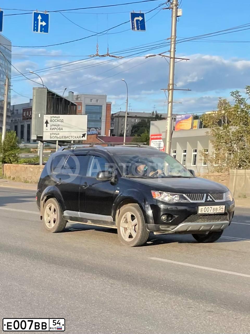 Фото автомобиля MITSUBISHI OUTLANDER, 2008 — госномер Е007ВВ54. Цвет: ЧЕРНЫЙ