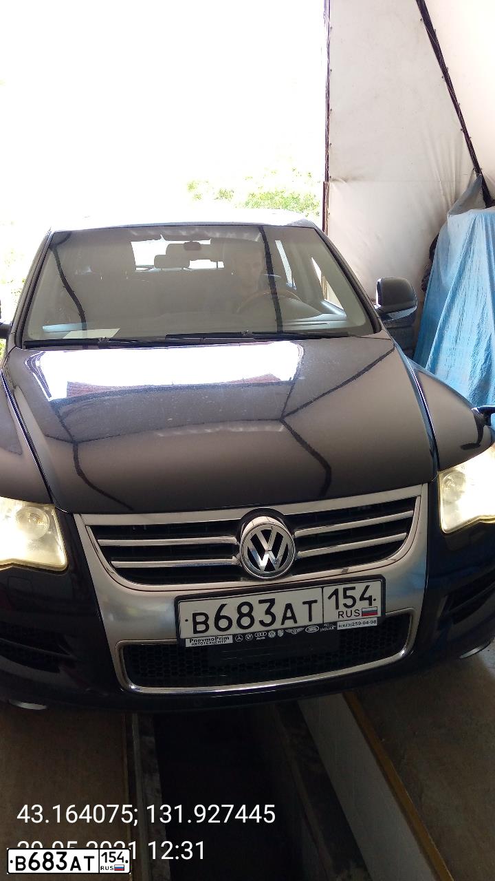 Фото автомобиля VOLKSWAGEN TOUAREG, 2009 — госномер С648КМ138. Цвет: ЧЕРНЫЙ