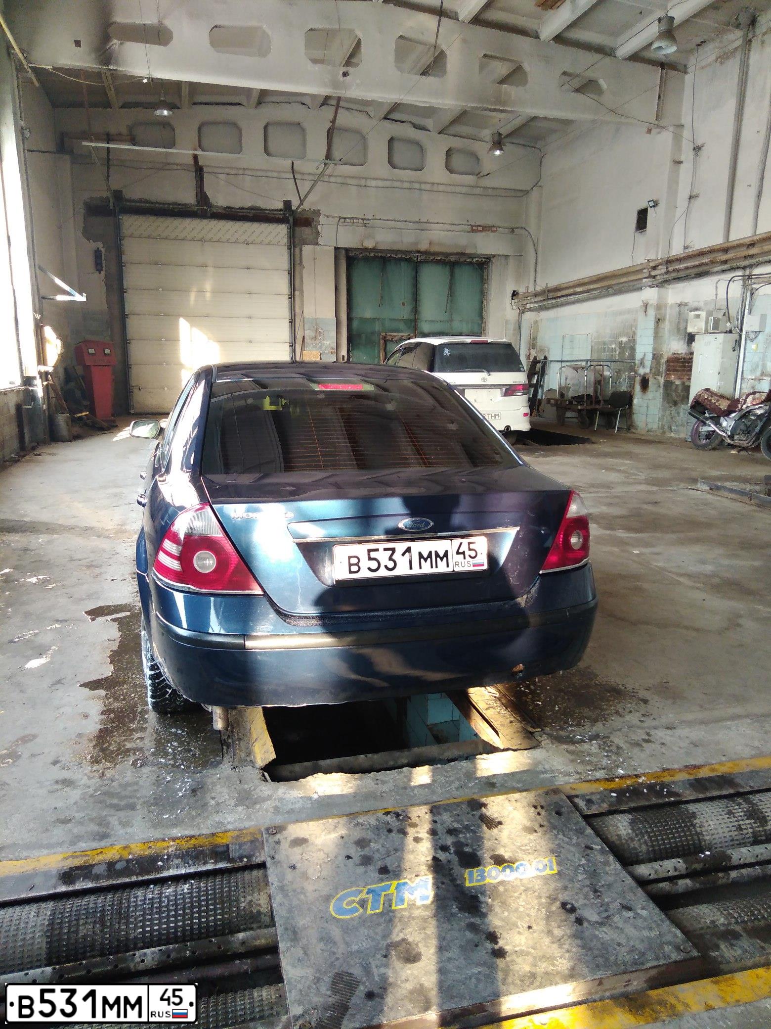 Фото автомобиля FORD MONDEO, 2006 — госномер О222НО72. Цвет: Темно-синий