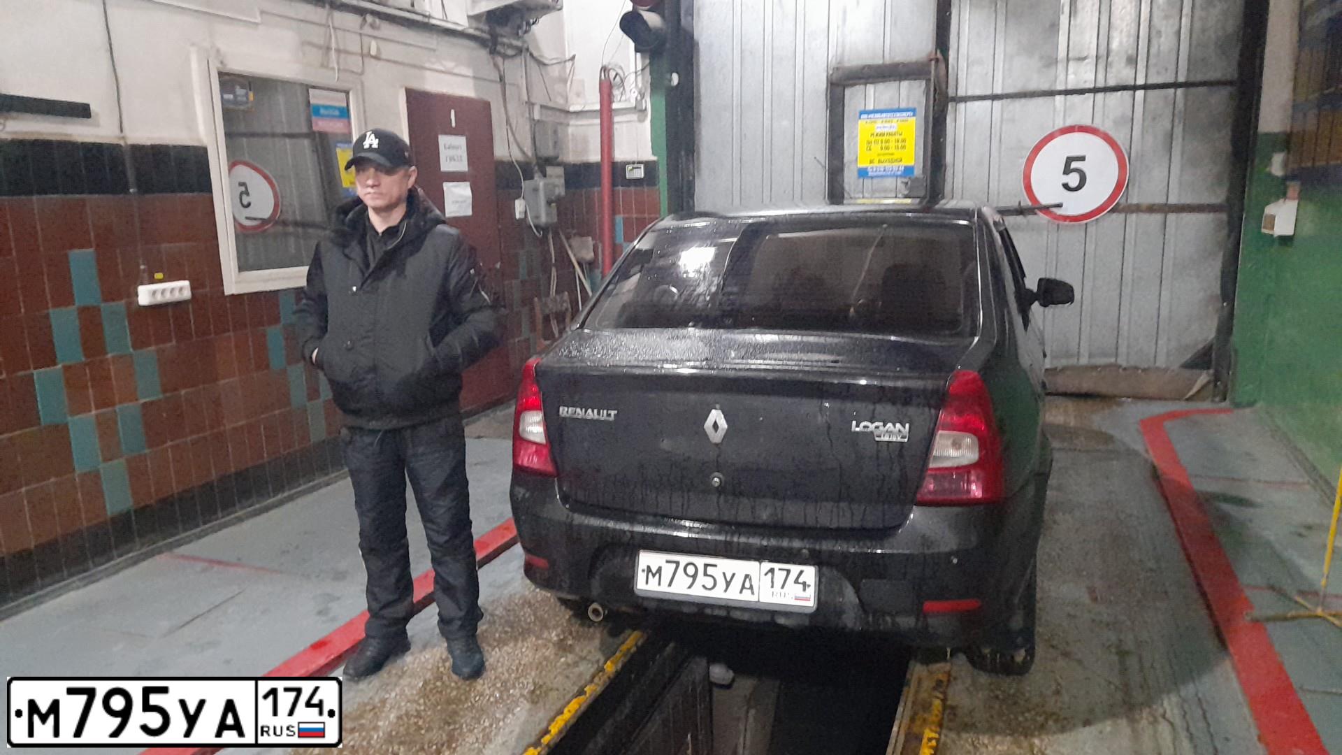 Фото автомобиля RENAULT LOGAN, 2011 — госномер М795УА174. Цвет: ЧЕРНЫЙ