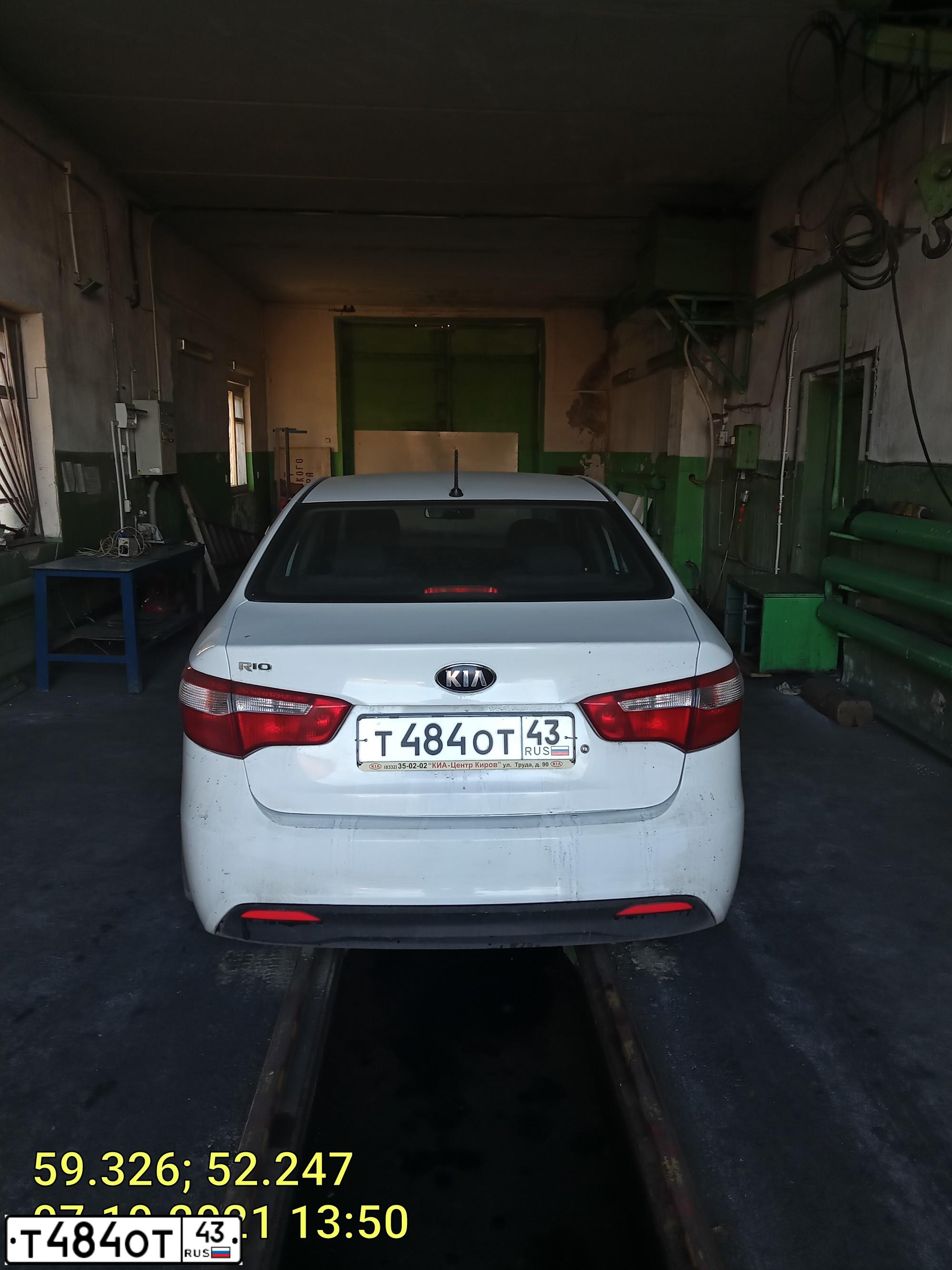 Фото автомобиля KIA RIO, 2014 — госномер Т484ОТ43. Цвет: БЕЛЫЙ