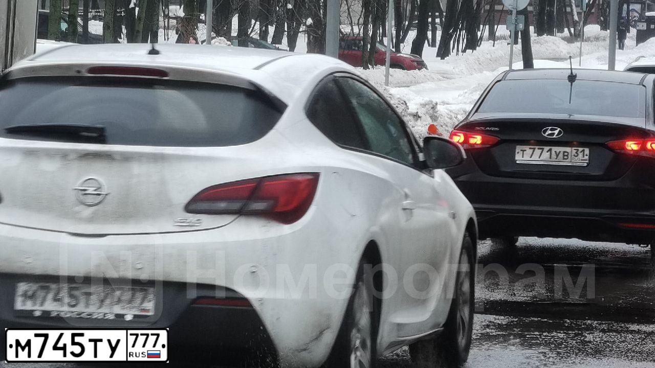 Фото автомобиля OPEL ASTRA, 2014 — госномер Х161АН250. Цвет: Белый