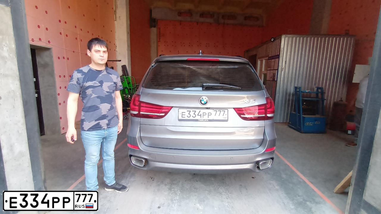 Фото автомобиля БМВ X5 XDRIVE40D, 2015 — госномер М511ТТ702. Цвет: Серый