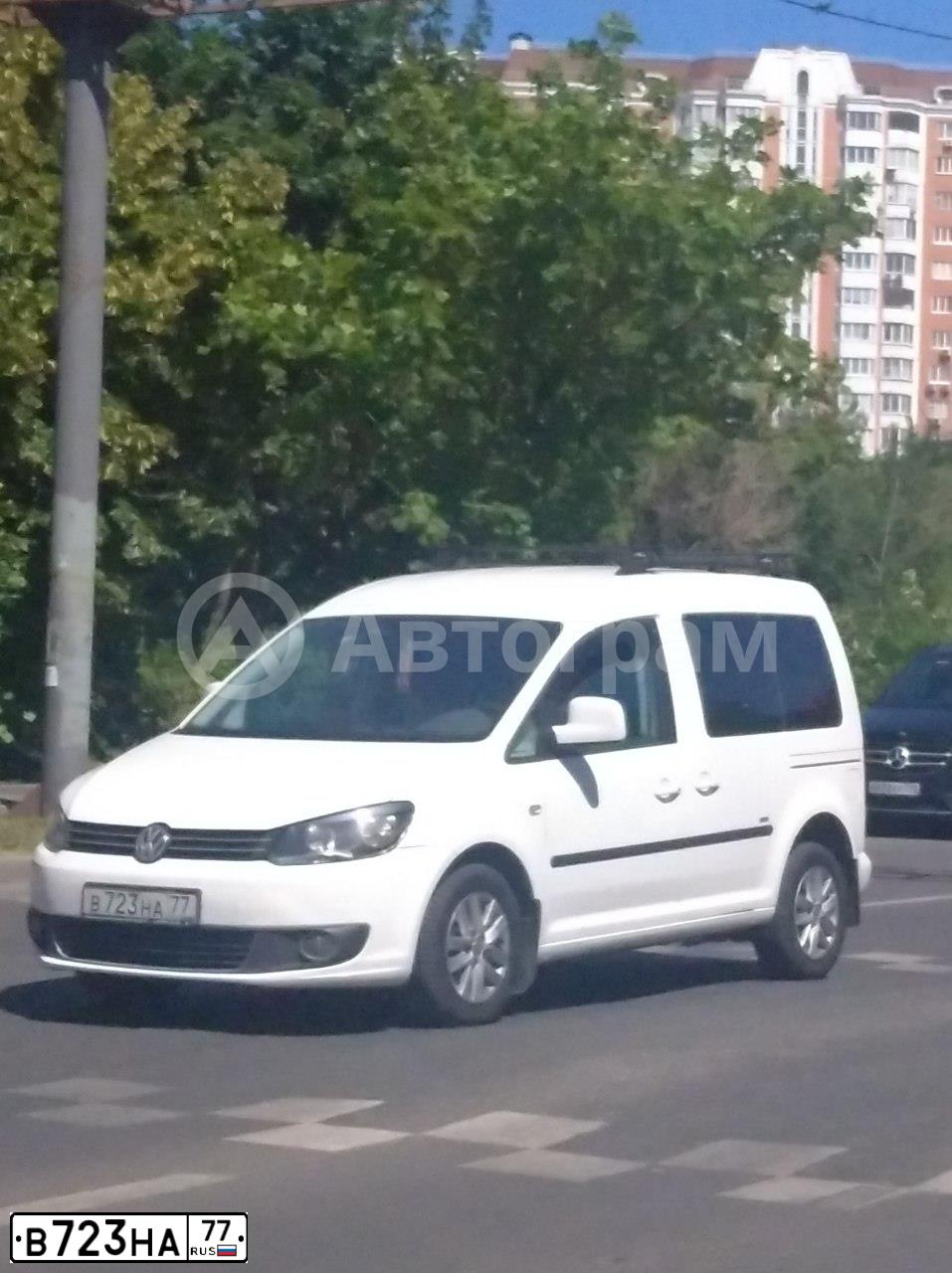 Фото автомобиля VOLKSWAGEN CADDY, 2013 — госномер В723НА77. Цвет: БЕЛЫЙ