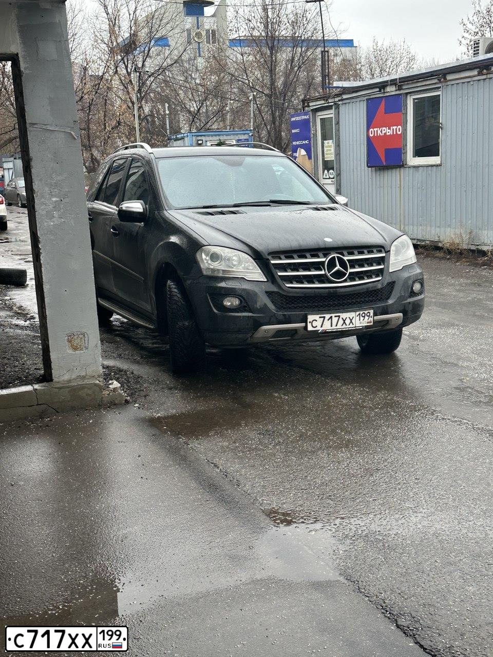 Фото автомобиля MERCEDES M-KLASSE, 2010 — госномер С717ХХ199. Цвет: ЧЕРНЫЙ