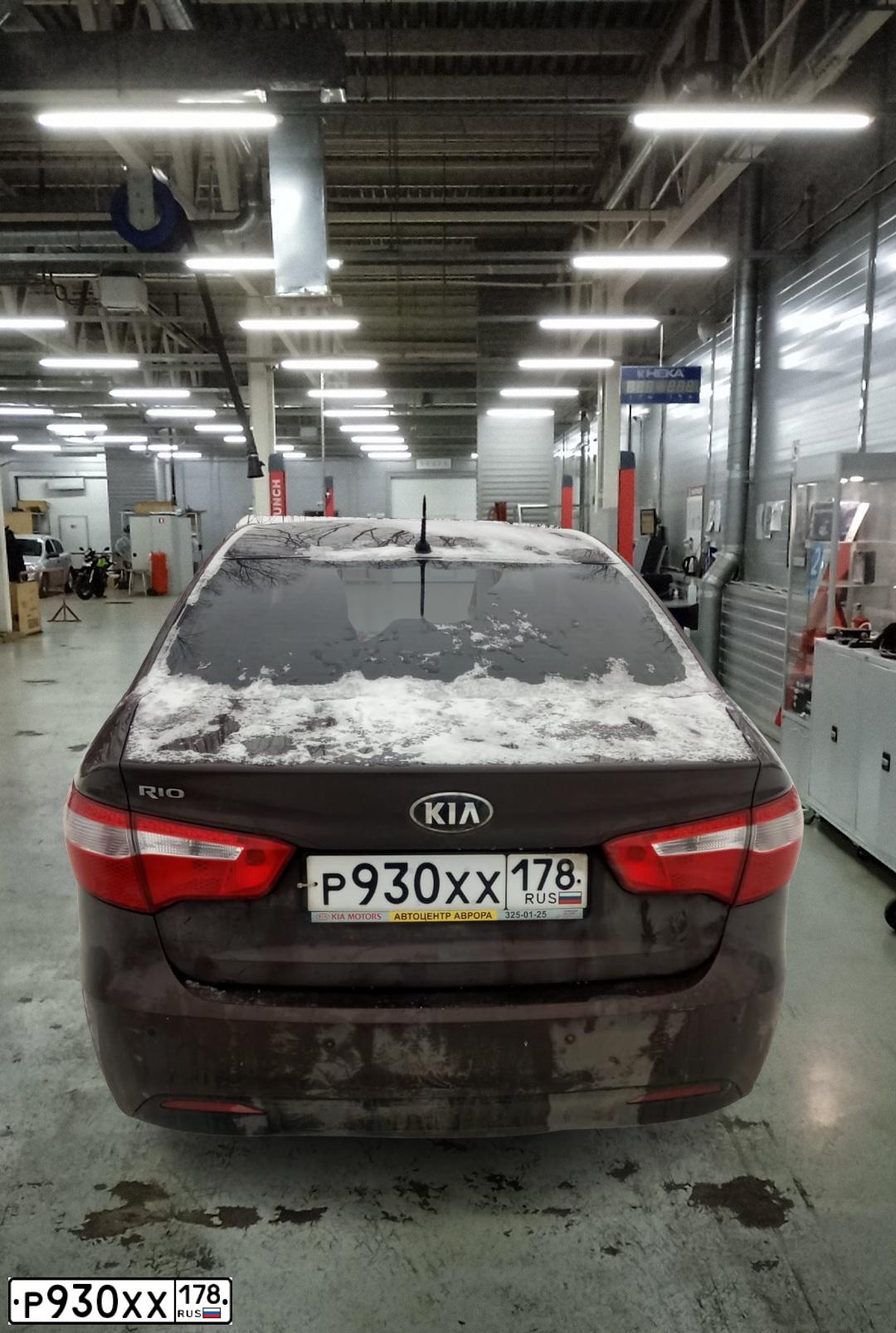Фото автомобиля KIA RIO, 2014 — госномер Р930ХХ178. Цвет: КОРИЧНЕВЫЙ