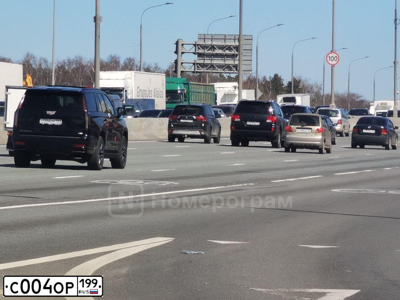 Фото автомобиля HUMMER H2, 2008 — госномер С004ОР199. Цвет: Белый