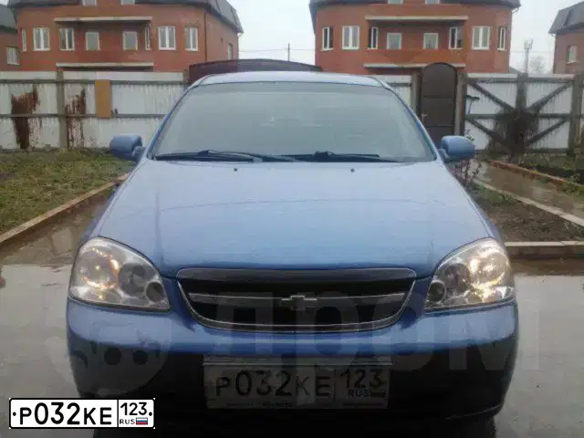 Фото автомобиля CHEVROLET LACETTI, 2004 — госномер Р032КЕ123. Цвет: СИНИЙ