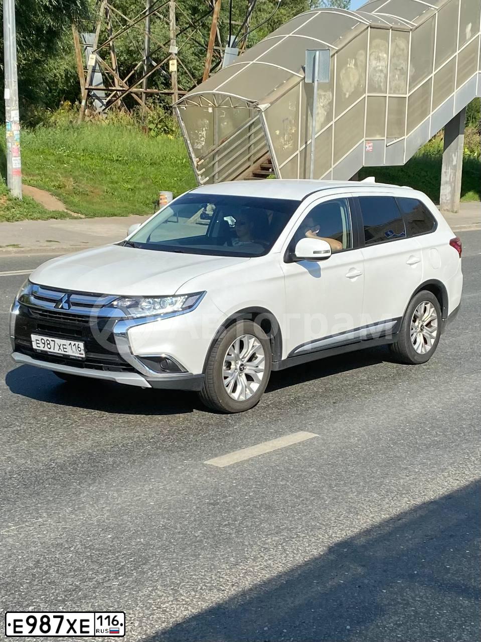 Фото автомобиля MITSUBISHI OUTLANDER, 2018 — госномер Е987ХЕ116. Цвет: БЕЛЫЙ