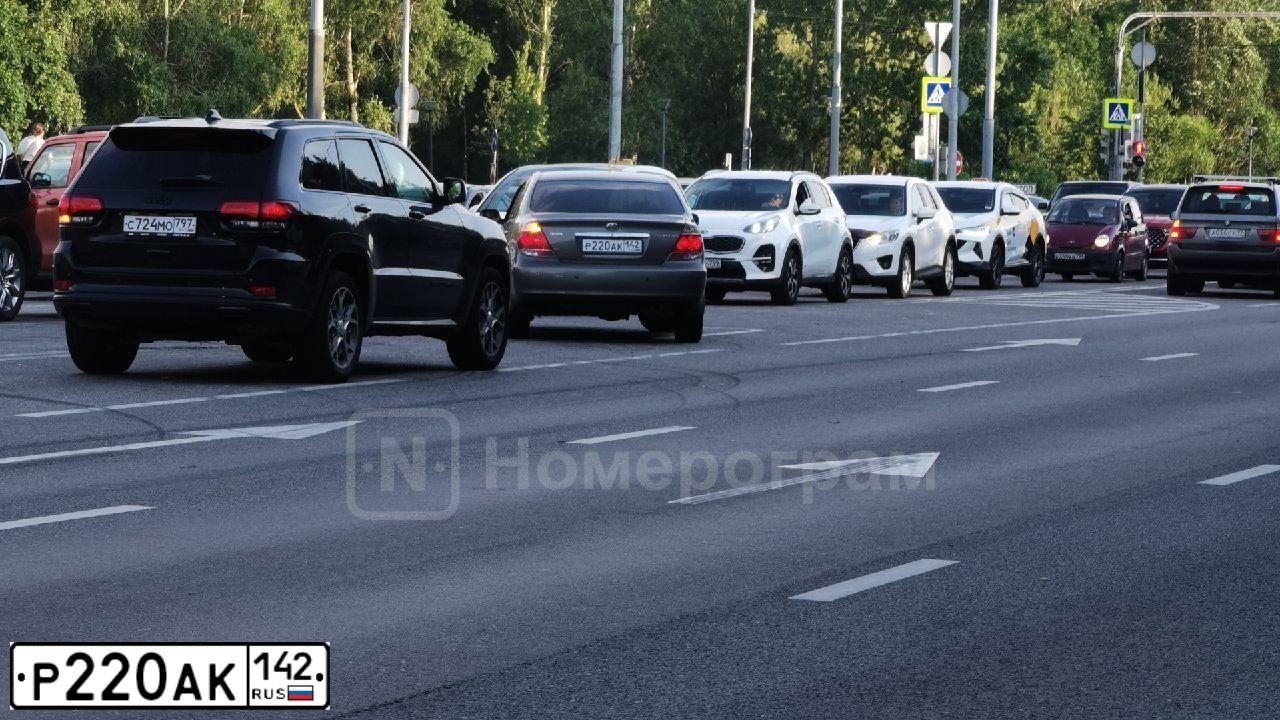 Фото автомобиля MITSUBISHI LANCER, 2005 — госномер Р220АК142. Цвет: Серебристый