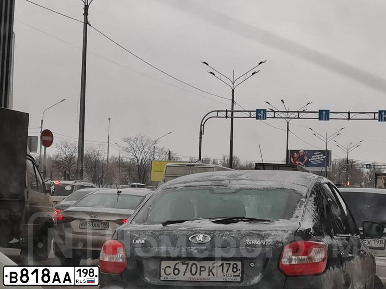 Фото автомобиля HYUNDAI SOLARIS, 2018 — госномер В818АА198. Цвет: СЕРЕБРИСТЫЙ