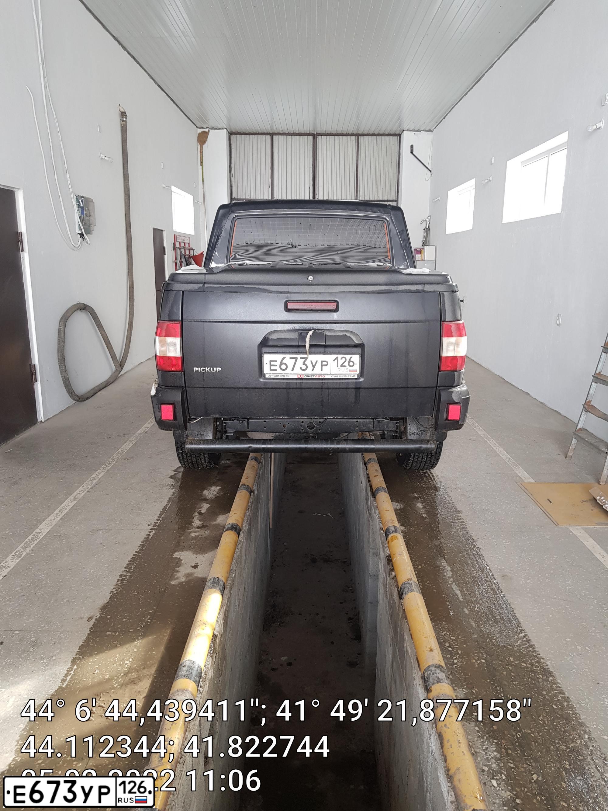 Фото автомобиля UAZ 2363 PICKUP, 2016 — госномер У006КВ26. Цвет: ЧЕРНЫЙ МЕТАЛЛИК