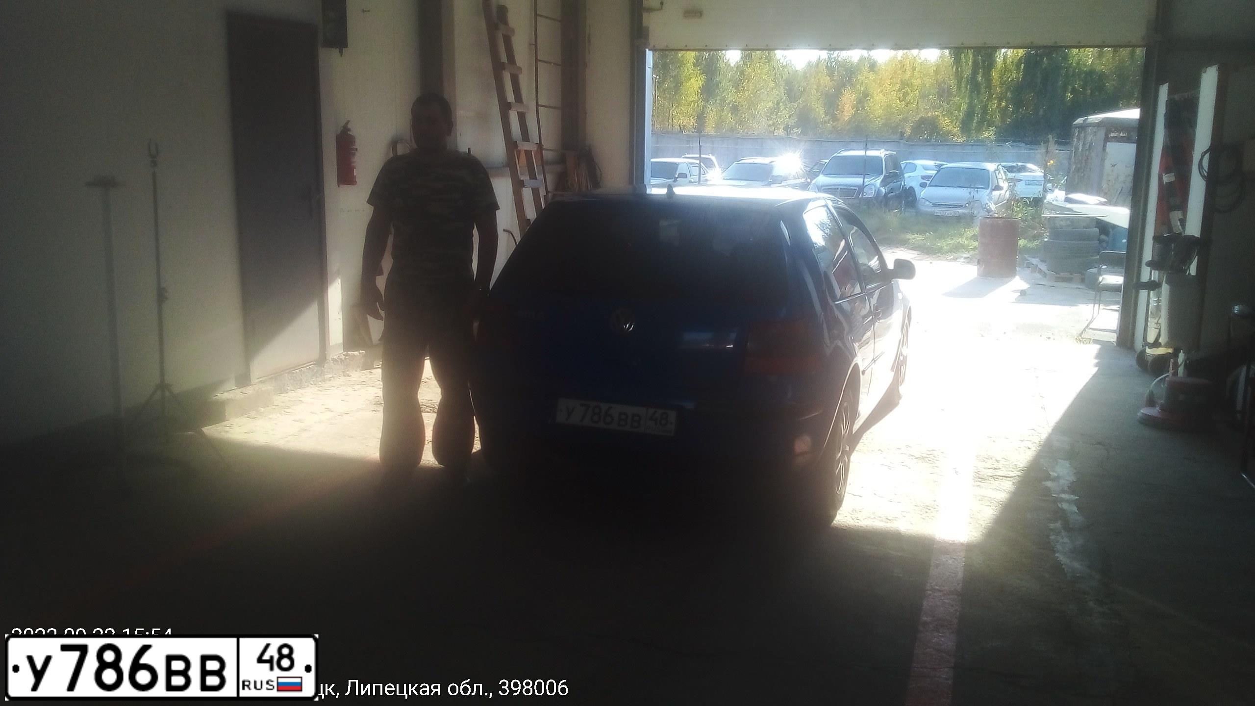 Фото автомобиля VOLKSWAGEN GOLF, 2001 — госномер У786ВВ48. Цвет: синий