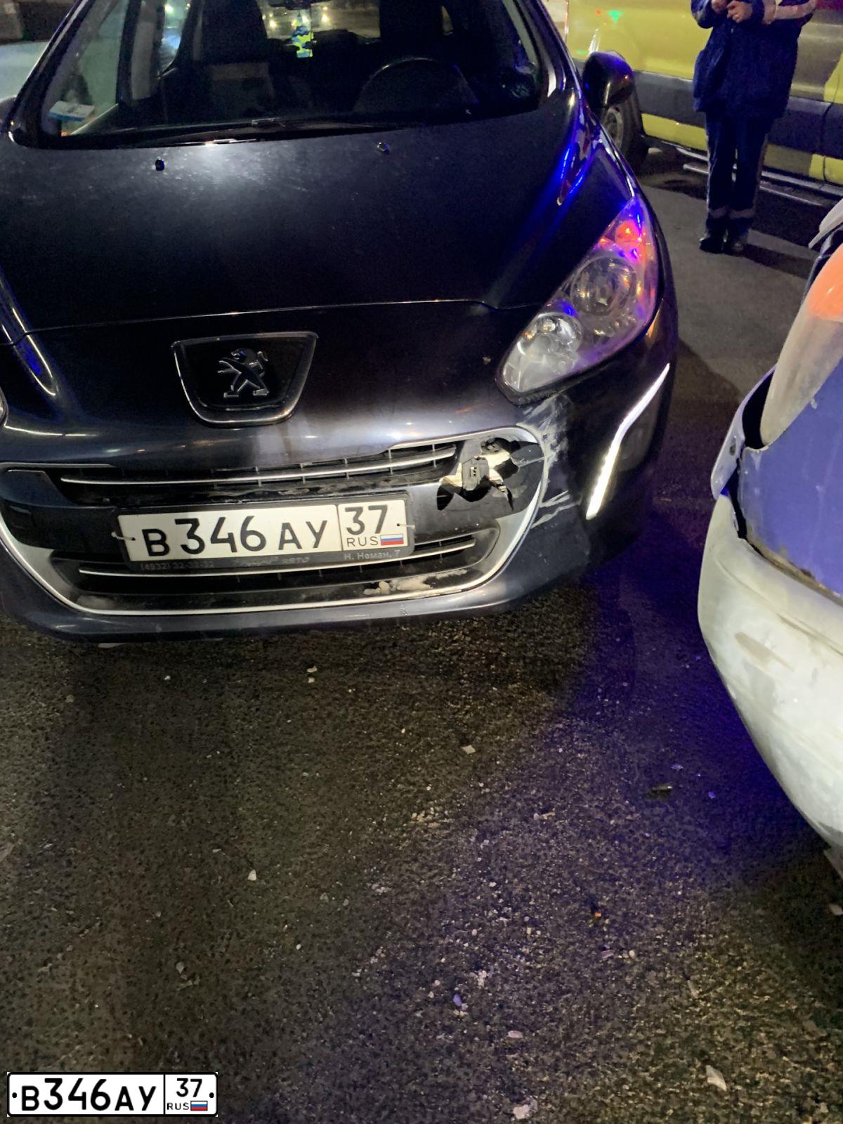 Фото автомобиля PEUGEOT 308, 2011 — госномер У505ЕС198. Цвет: Темно-синий
