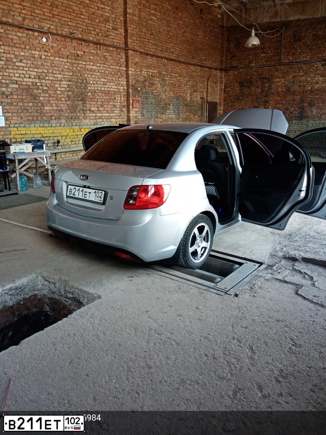 Фото автомобиля KIA RIO, 2010 — госномер К038РТ702. Цвет: СЕРЕБРИСТЫЙ