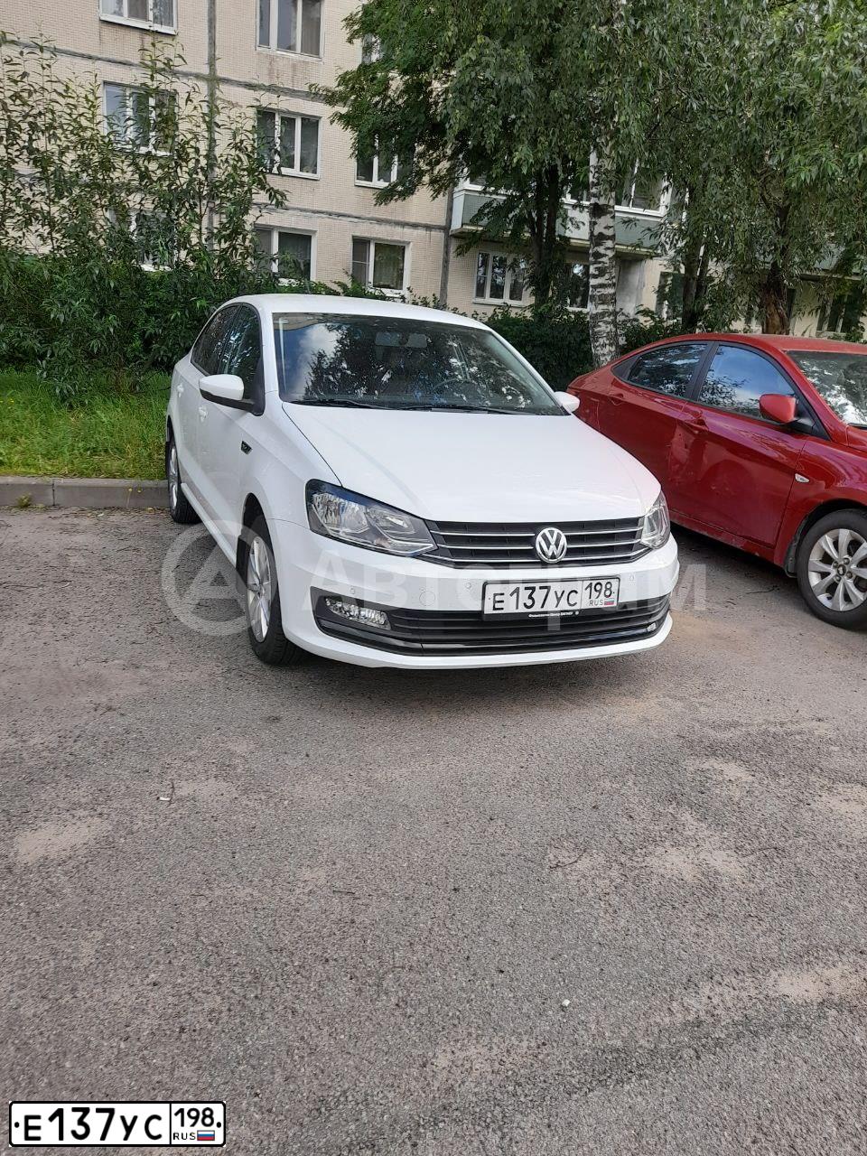 Фото автомобиля VOLKSWAGEN POLO, 2019 — госномер Е137УС198. Цвет: Белый