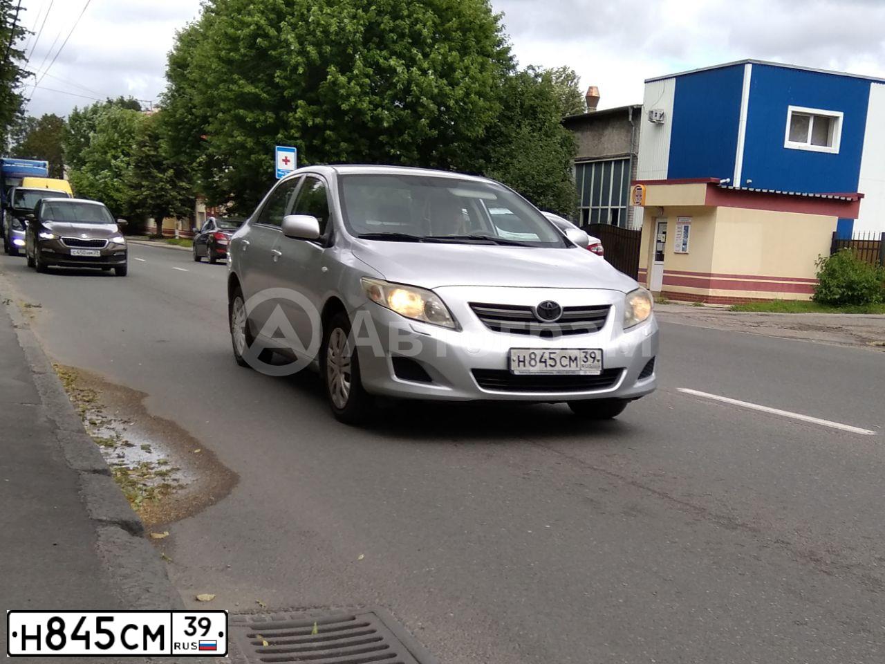 Фото автомобиля TOYOTA COROLLA, 2007 — госномер Н845СМ39. Цвет: СЕРЕБРИСТЫЙ